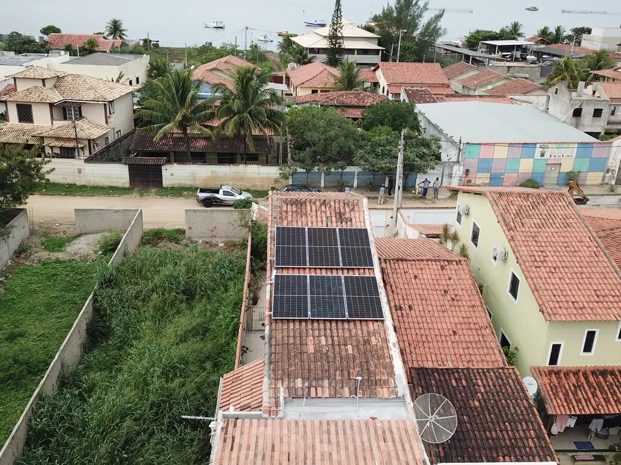 Casa com módulos solares no telhado em bairro residencial