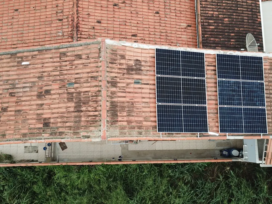 Módulos solares instalados em telhado colonial visto de cima