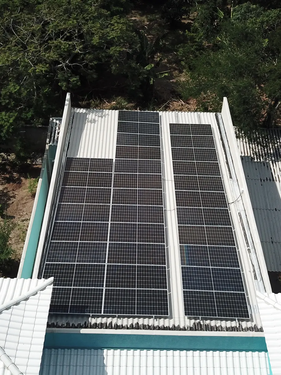 Vista aérea vertical do sistema de 20 kWp em São Pedro da Aldeia