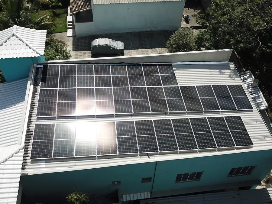Sistema de 20 kWp pronto sobre o telhado da casa